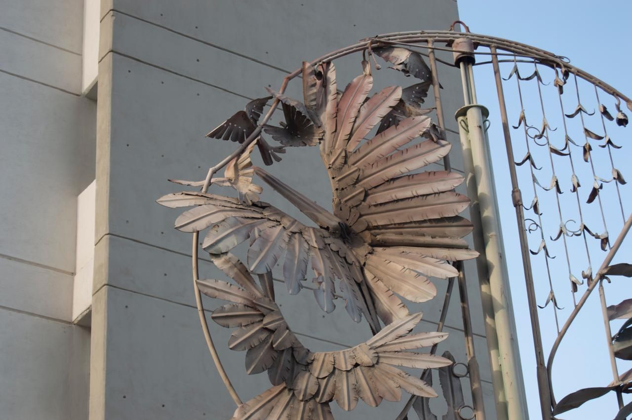 Veletas, detalle frontal del círculo de plumas y aves