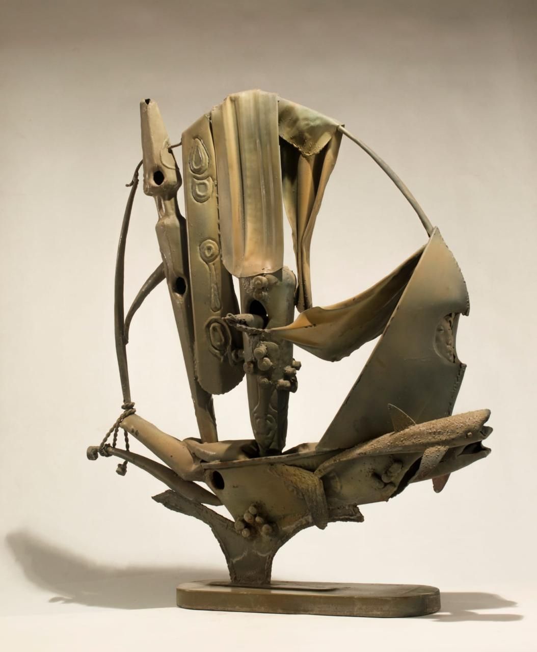 Escultura abstracta de formas de hierro que evoca un velero
