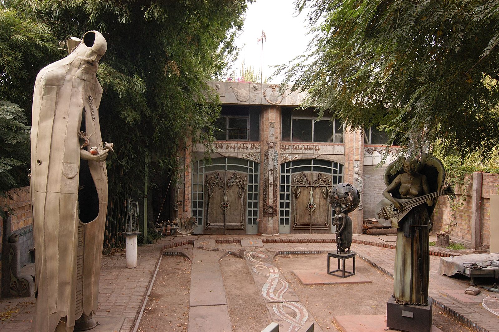 Patio de los Colosos, vista general con las esculturas de gran escala y la fachada de la casa-taller