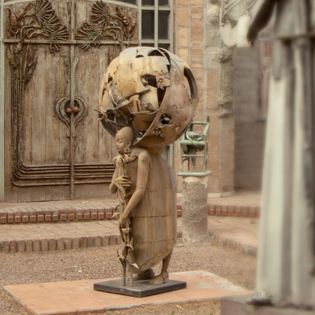 Patio de los Colosos, figura infantil con cabeza de globo terráqueo