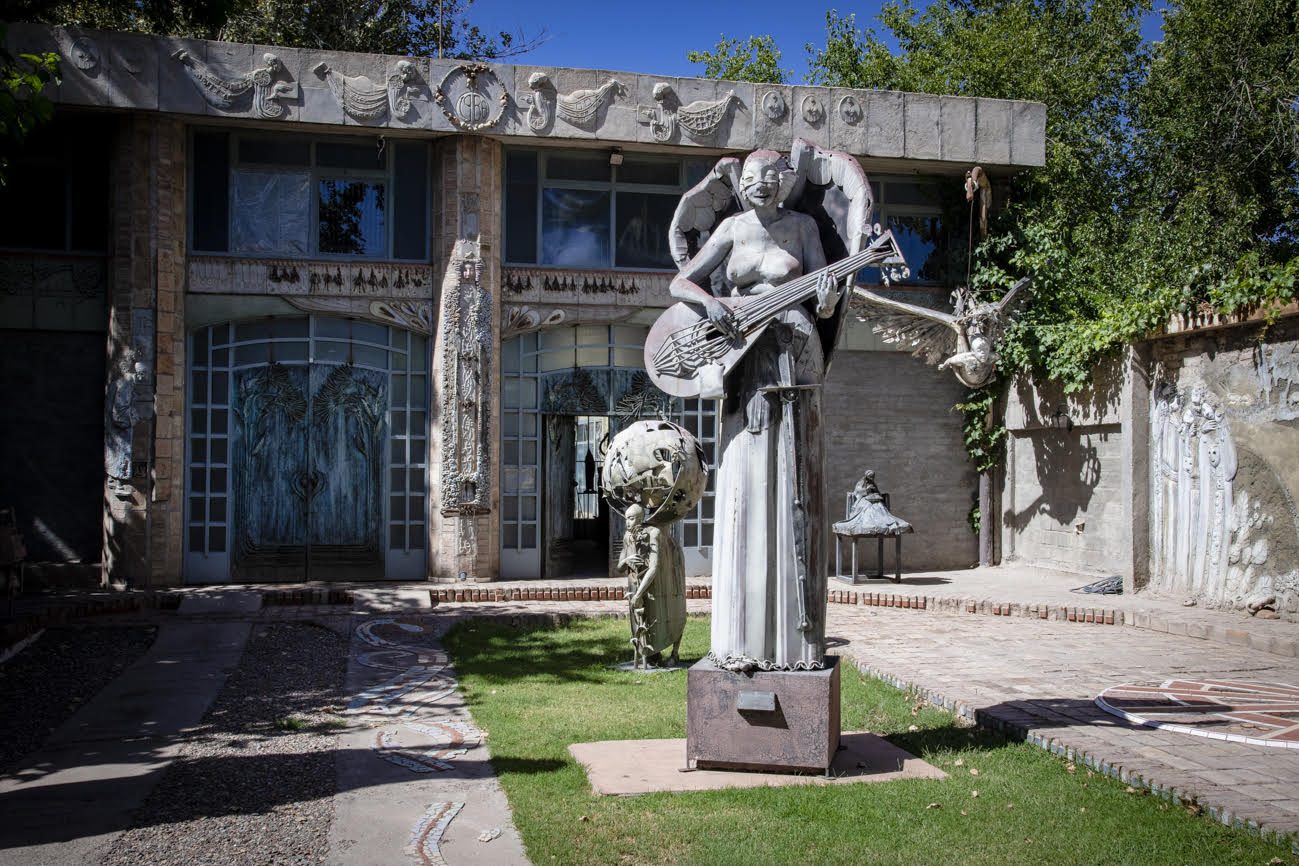 Patio de la Casa del Escultor, con una de las esculturas de gran escala junto a la fachada