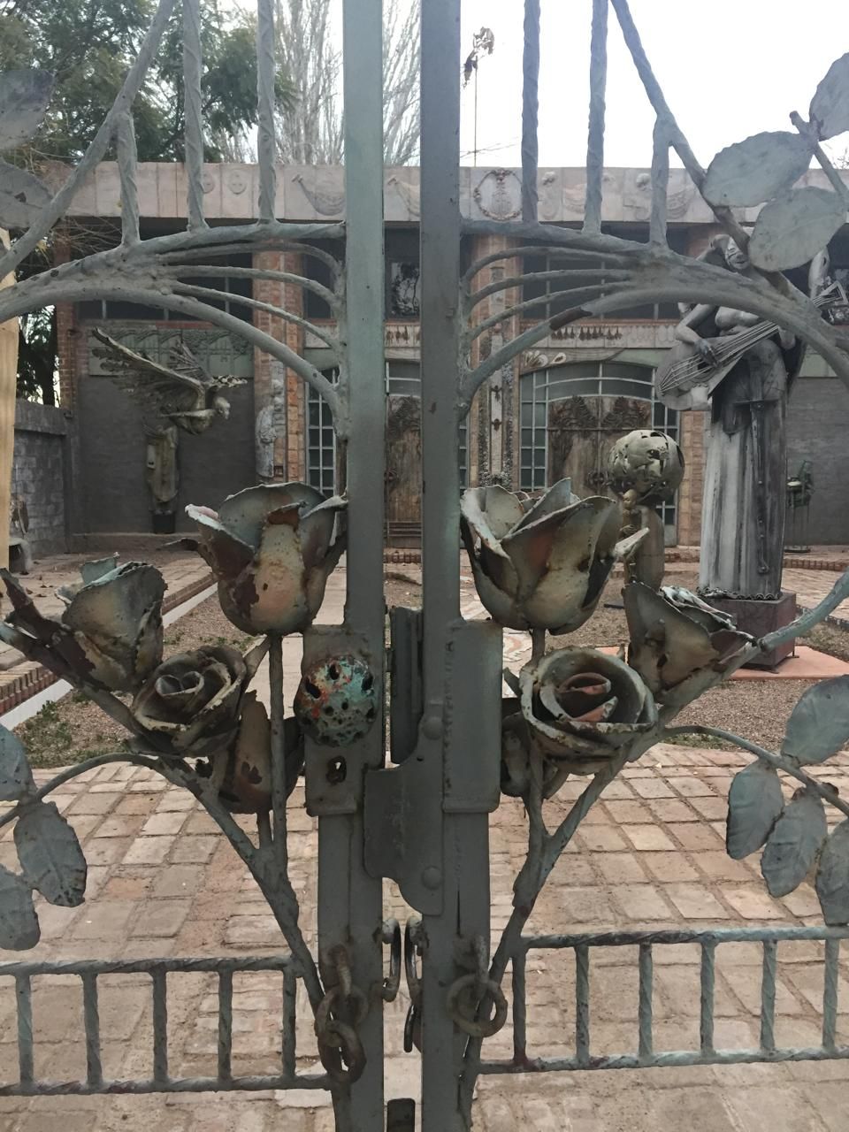 Portón de hierro forjado, detalle simétrico de las rosas de hierro